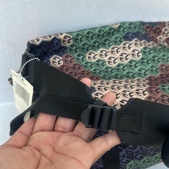 New GUESS Geometric Patterned Crossbody Bag/Belt Bag - Picture 15 of 15